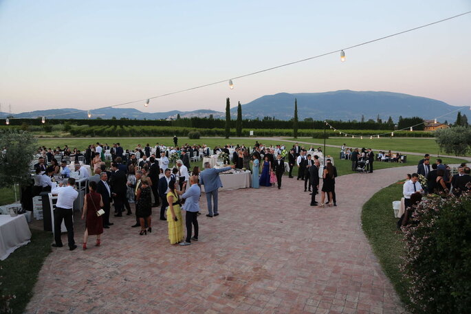 Hotel Spa & Golf Valle di Assisi - invitati che festeggiano all'aperto
