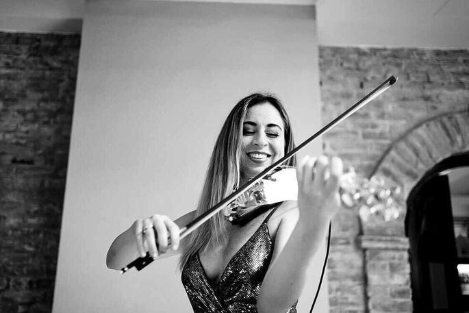 ragazza che suona il violino