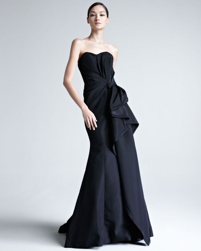Vestido de fiesta elegante en color negro con escote strapless y detalle de relieve en el costado - Foto Bergdorf Goodman