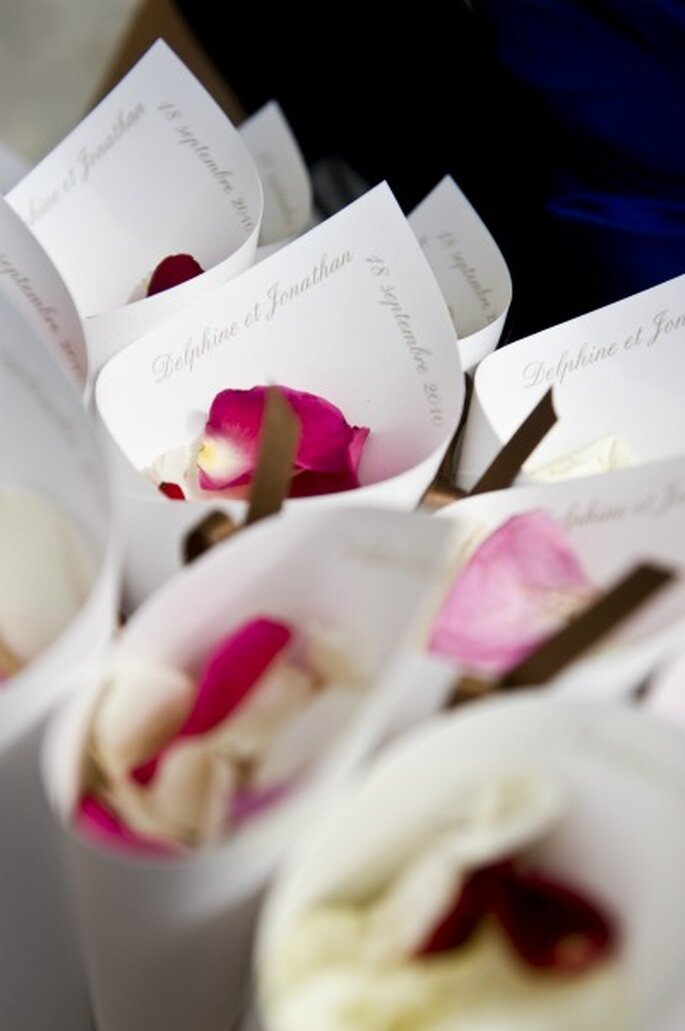 Pétales de roses dans de jolis cornets. - Photo : Un Mariage sans Nuages