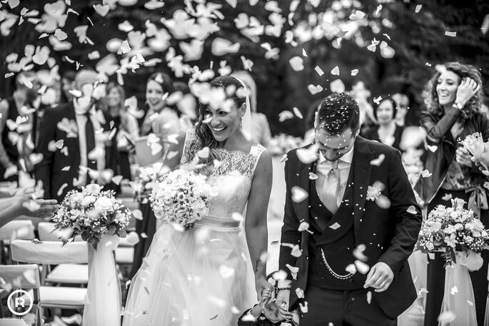 sposi con cascata di fiori