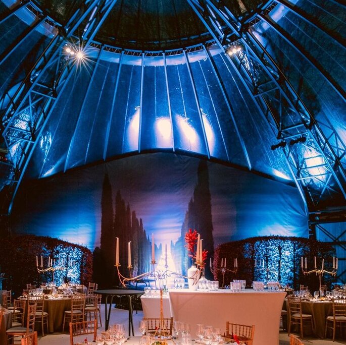 Diner de mariage dressé sous une tente originale avec une grande hauteur sous plafond 