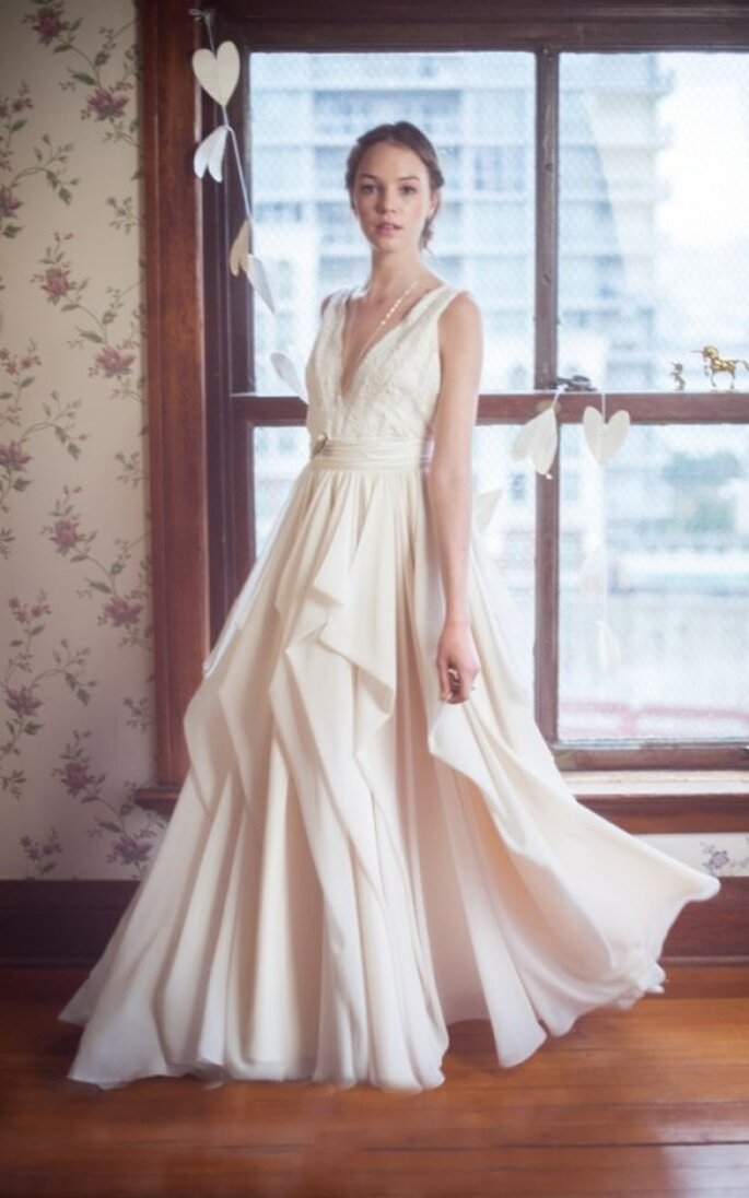 Vestido de novia con falda amplia y superposición de volados - Foto Blush Wedding Photography