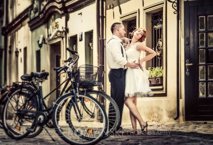 Rower można kreatywnie wykorzystać jako motyw przewodni ślubu i wesela. Suknia: Moda Ślubna Gracja, Fot. Marcin Romański