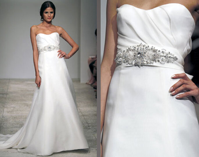 Vestido de novia liso con pliegues en el pecho y cinto con piedras - Foto: Amsale Bridal