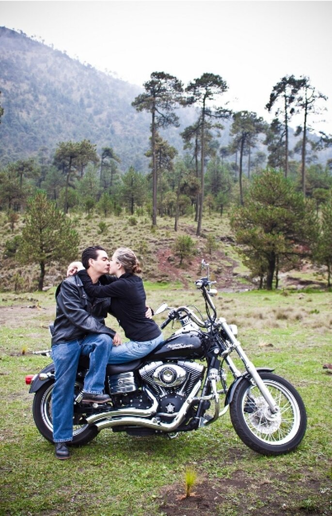 Fotografía casual preboda, temática Harley Davidson. Fotógrafo Jorge Lara