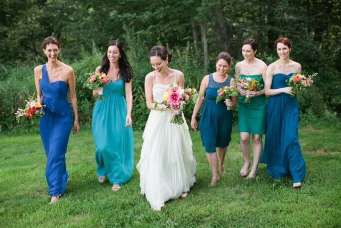 Elige vestidos de distintos colores que marquen contraste con la naturaleza - Foto Meredith Perdue