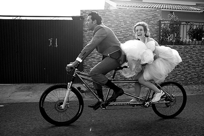 Très tendance, les mariés à vélo ! - Photo : Nuno Palha