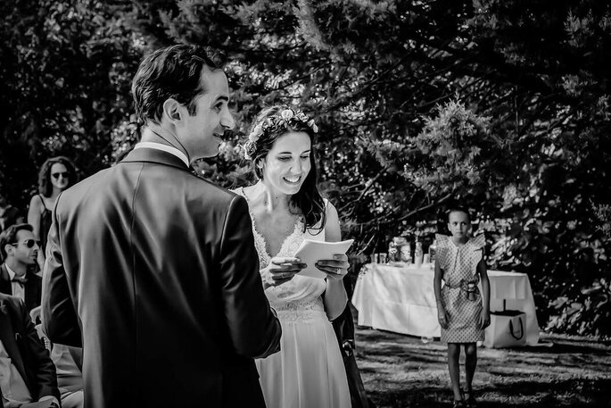 noir et blanc les mariés lors de l'échange des vœux