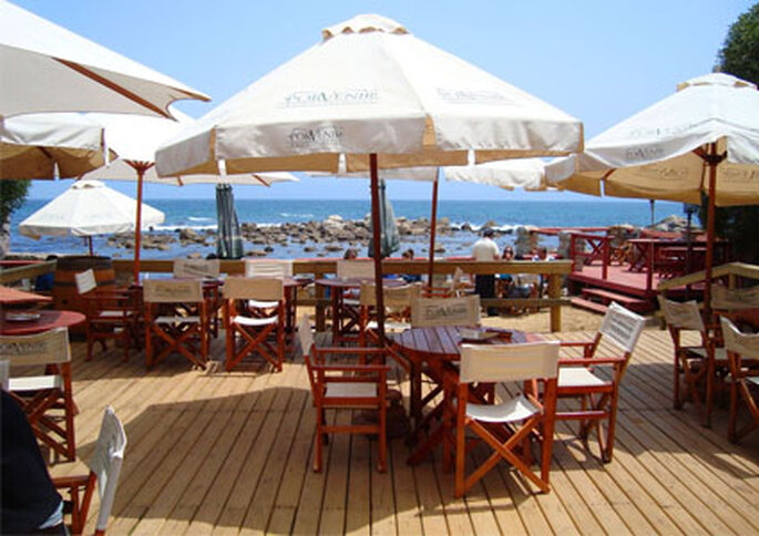 Las terrazas del Hotel Medio Mundo están junto al mar en Algarrobo.