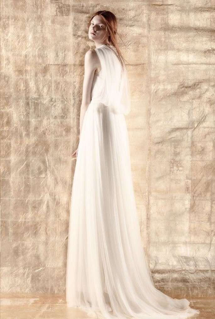 Vestido de novia con silueta holgada, falda caída y cauda - Foto Del Pozo