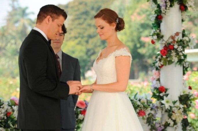 Booth le pone al anillo de bodas a Brennan - Foto FOX