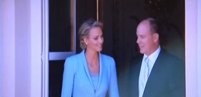 Charlene Wittstock und Fürst Albert II. von Monaco auf dem Balkon kurz vor dem Kuss. 