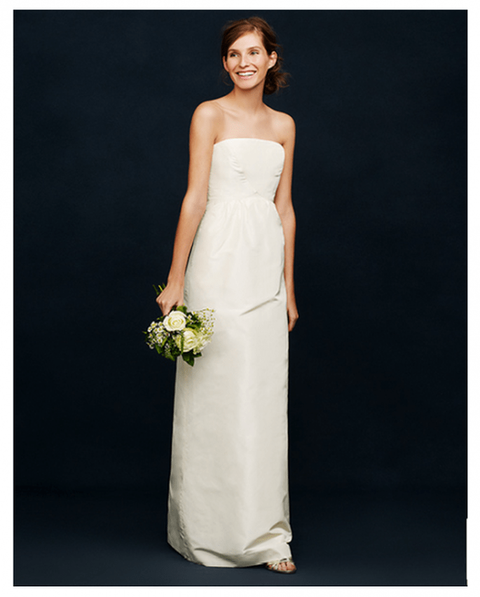 Vestido de novia simple con escote palabra de honor y acabado en satén - Foto JCrew