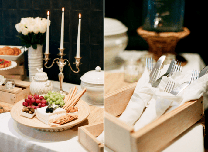 Excelente opción para tu boda: una mesa de quesos y carnes frías . Fotografía Jen Lynne