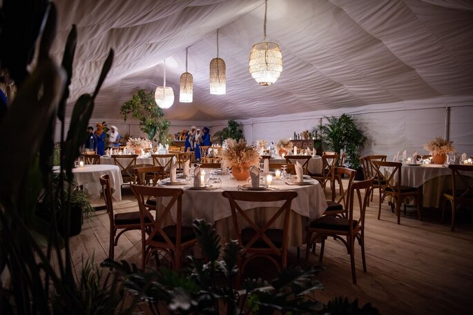 installation du repas de mariage sous une tente dans le désert