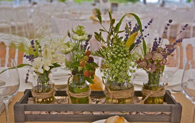 decoración de flores en jarrones de cristal