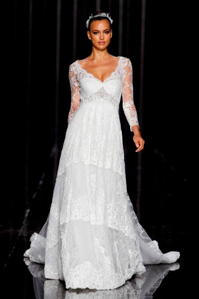 Irina Shayk lleva un vestido de novia Pronovias 2012 estilo lencero
