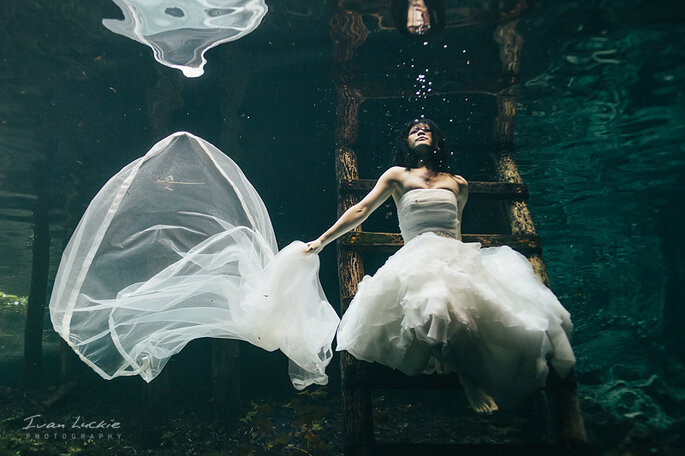 Novios submarinos en una sesión de "Trash the dress". Foto: Ivan Luckie Photography