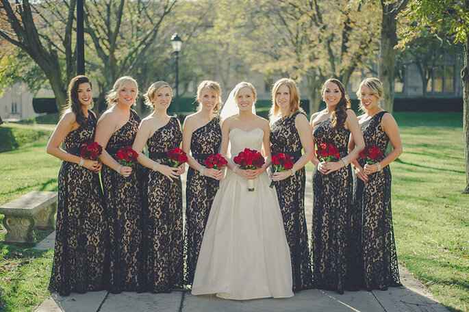 Madrinas elegantes con vestidos largos en similar corte. Foto: Lea-Ann Belter / Sky's the Limit Photography