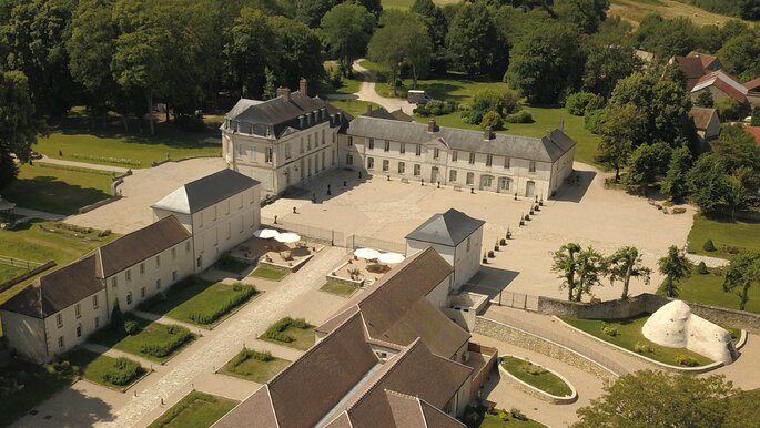 Vue aérienne d'un château pour réception de mariage - Château de Maudétour