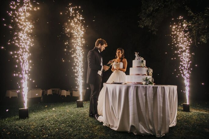 luci ed effetti speciali durante taglio wedding cake