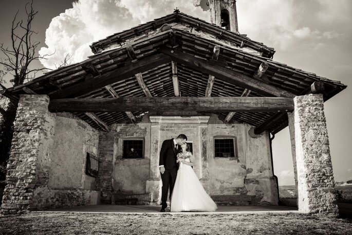 bianco e nero, sposi davanti ad antica cappella