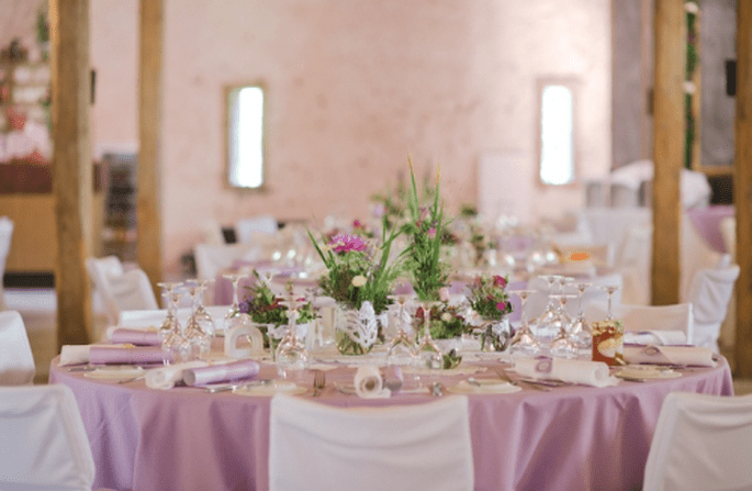 Decoración de boda en morado y rosa. Fotografía Nadia Meli