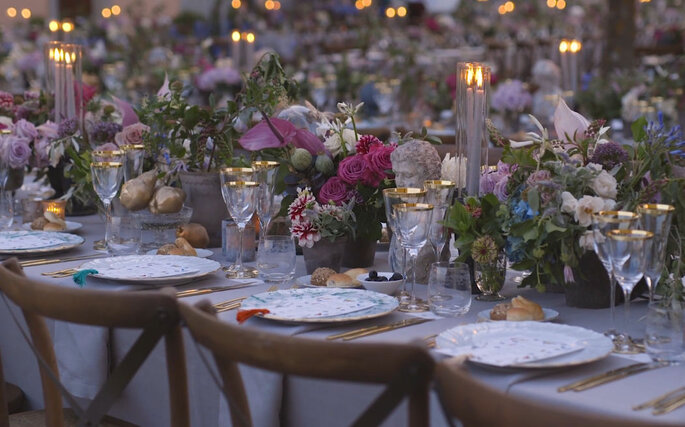 Decoración de las mesas del banquete con flores