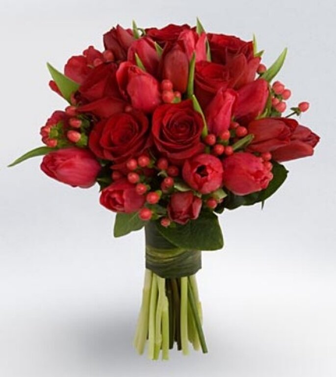 Ramo de novia con tulipanes y rosas rojas - Vera Wang
