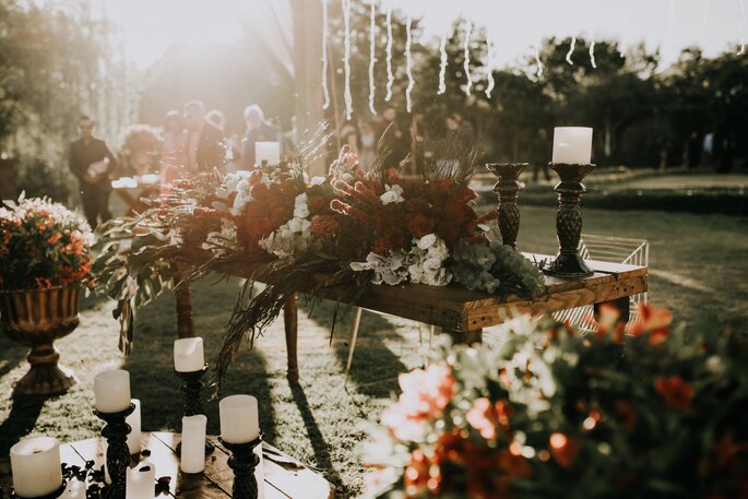 Dekoracje kwiatowe na kameralne wesele boho