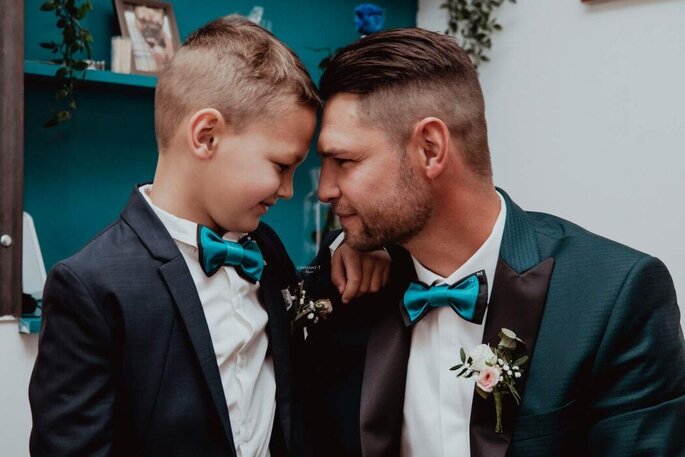 Moment privilégié partagé entre un père et son fils lors d'un mariage - L'instant T