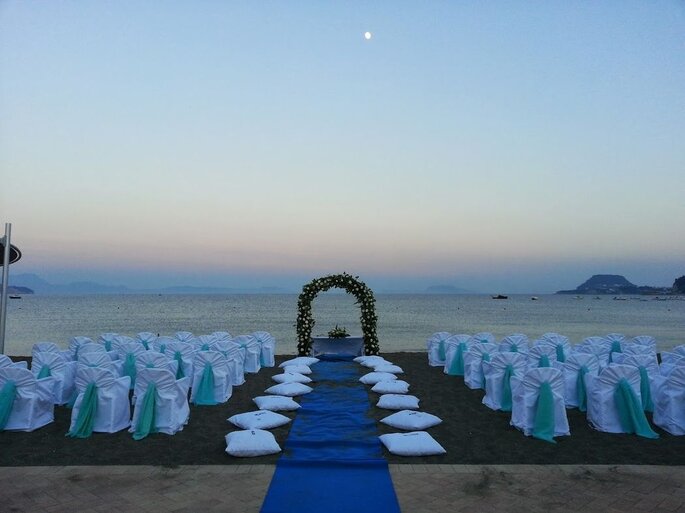 Kora Events - cerimonia sulla spiaggia con cuscina e colore blu