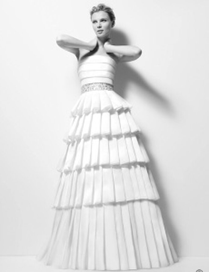 Karl Lagerfeld 2010 - Ximena, Langes, schulterfreies Kleid aus Organza mit strassbesetztem Saum, horizontale Linien, Rüschen und Gürtel