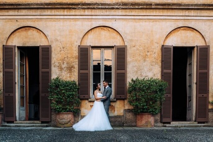 sposi di fronte alle finestre di Villa Valentina
