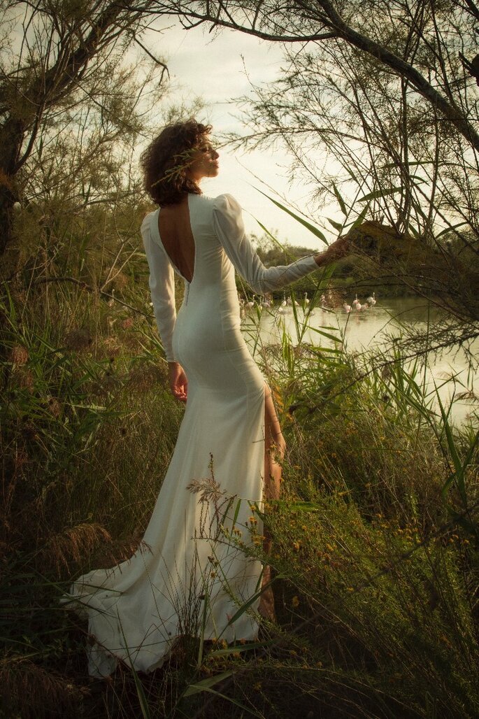 robe de mariée avec des manches longues, une fente et un dos nu 