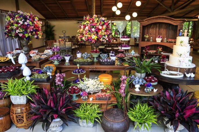 mesa de doces floral com cores variadas 