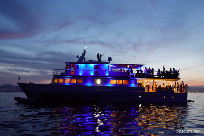 Yacht Clara One - Le Yatch illuminé à la tombée de la nuit 