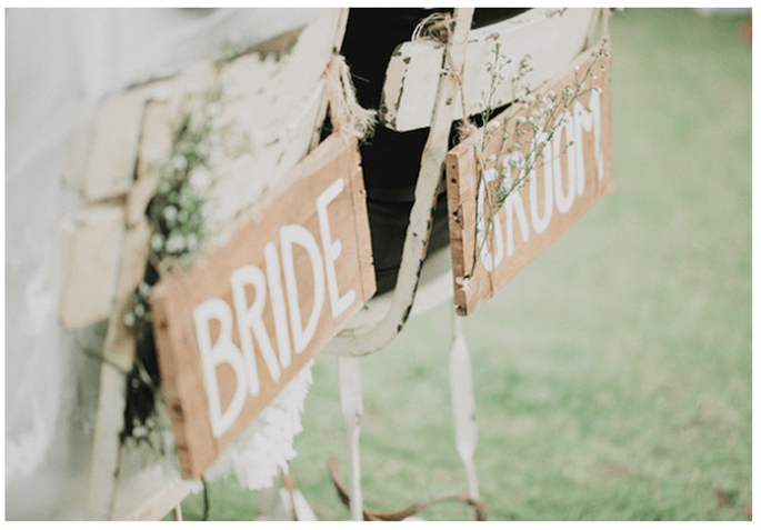 Decoraciones originales para las sillas del banquete de bodas - Foto Orange Studio