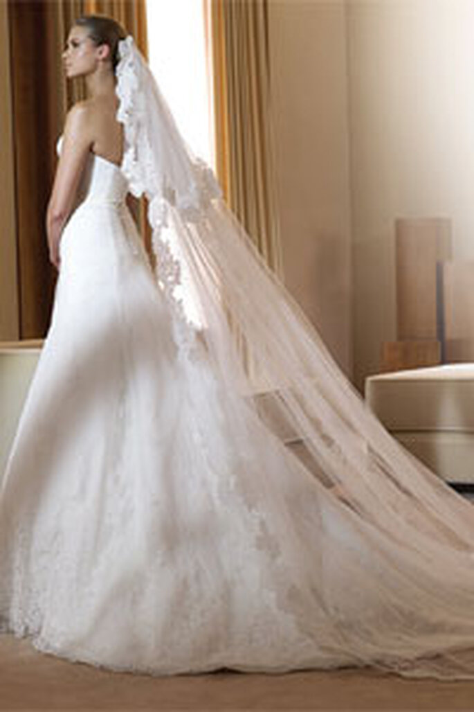 Robe de mariée en dentelle avec voile