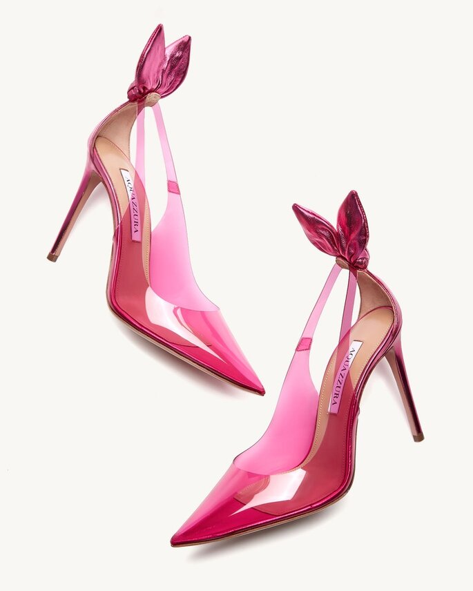 zapato de tacon alto semitrasparente en color rosa con lazo o moño para adornar la parte trasera del talon y punta afilada