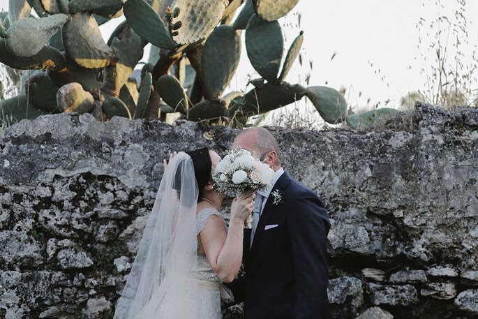 Coppia di sposi con bouquet in Puglia