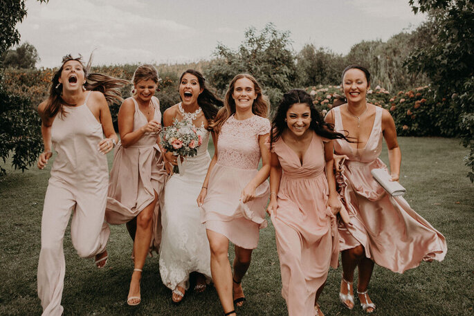 quanto custa um casamento: noivas e damas de honor com vestidos cor-de-rosa