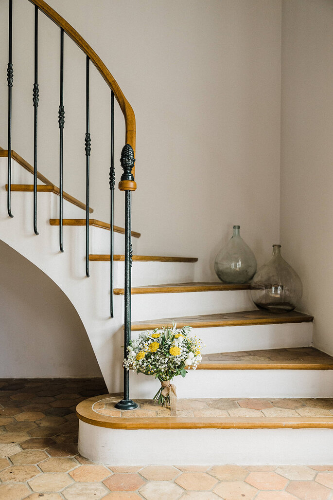 Escaliers d'un somptueux lieu de réception pour mariage en Provence