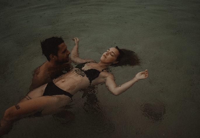 Un couple venu se relaxer dans l'eau dans l'océan