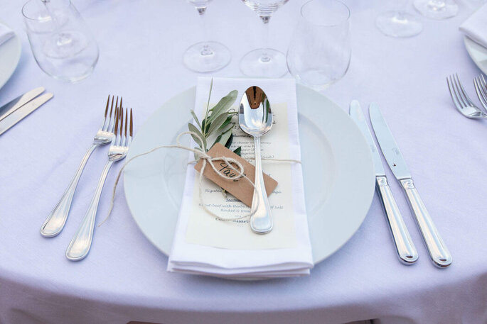 La place d'un invité à table pour un mariage