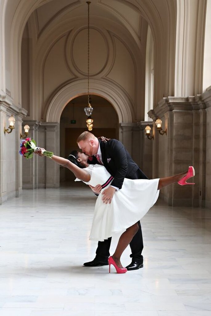 Brautpaar im Zivilstandsamt Kuss rosafarbene Schuhe