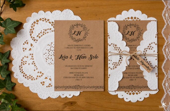 Convite de casamento em papel kraft com detalhe em papel rendado