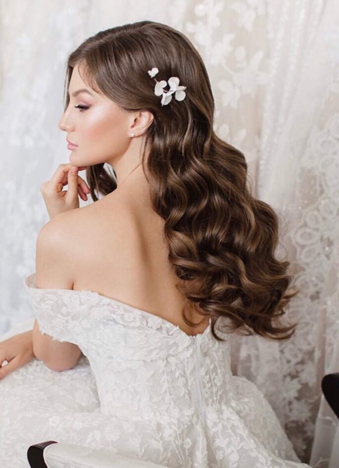 coiffure pour mariage cheveux détachés avec accessoire fleurs