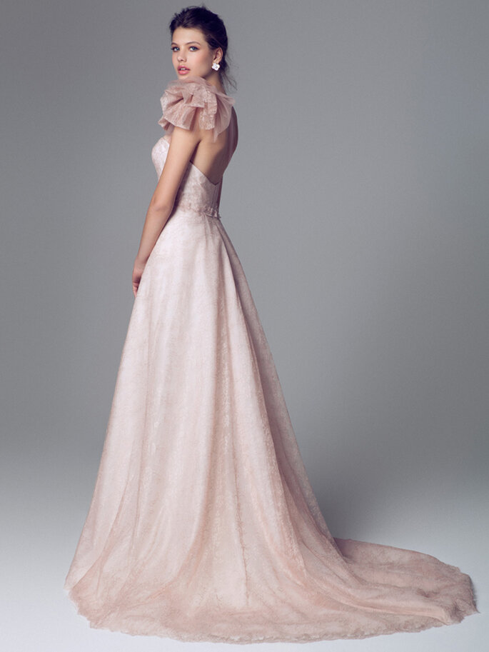 Vestido de novia rosa pálido de Blumarine 2014. Vista posterior. Foto: www.blumarine.com